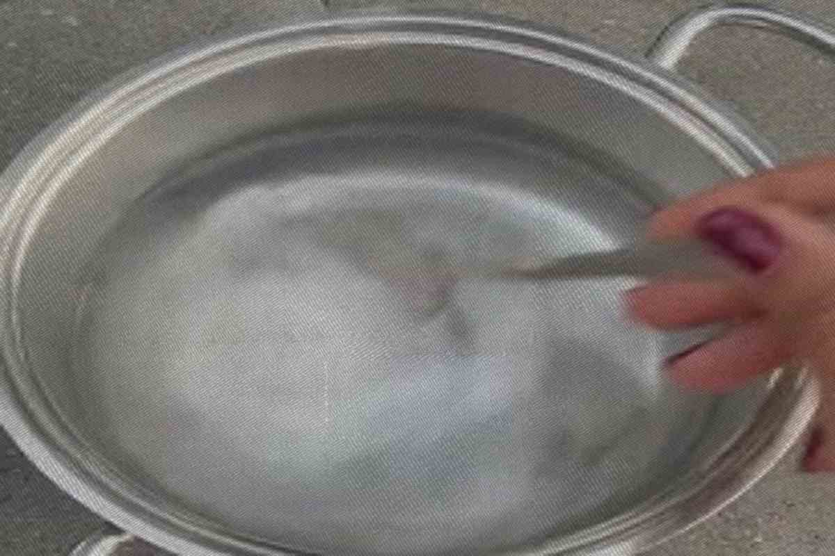 soluzione di bicarbonato e acqua ossigenata