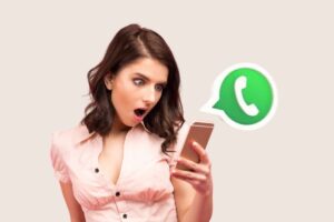 Donna sbalordita e WhatsApp