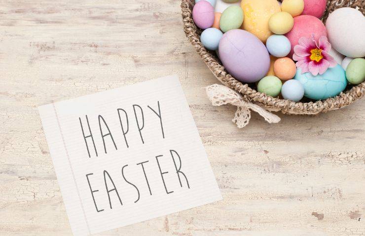 una ciotola con le uova e un biglietto con scritto buona Pasqua